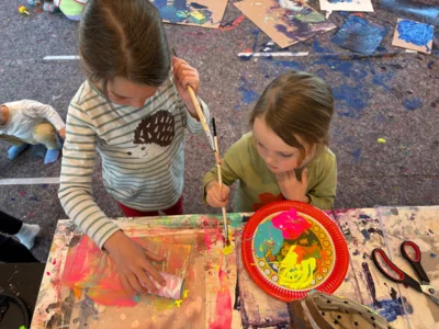 Foto des Albums: Begeisterte Kinder beim Kunstprojekt