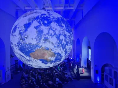Die Jugendlichen der Klassen 10A und 10B besuchten mit ihren Lehrkr&auml;ften Herrn Holle und Herrn Lambers die Gaia-Ausstellung 