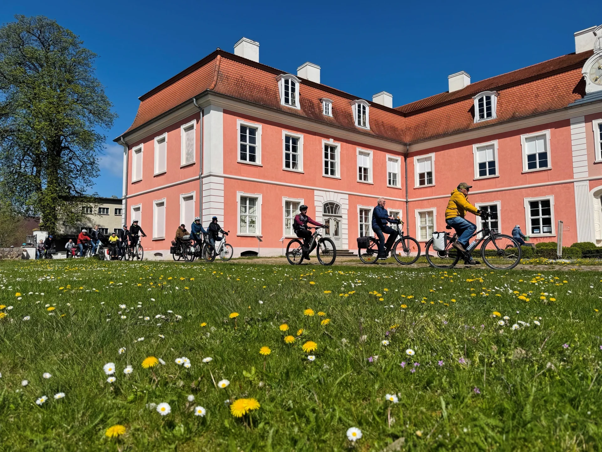 Bild: Kulturstopp am Schloss Wolfshagen