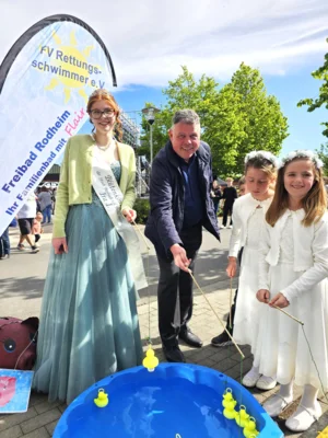 Bl&uuml;tenk&ouml;nigin Ira I., B&uuml;rgermeister Steffen Maar und die Bl&uuml;tenkinder Zoe und Alessia beim traditionellen Entenangeln 