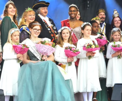 Unsere Bl&uuml;tenk&ouml;niginnen 2025 und 2026: Joyce I. mit Bl&uuml;tenkindern Kayla und Hannah sowie Ira I. mit ihren Bl&uuml;tenkindern Anna, Alessia und Zoe 