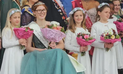 Bl&uuml;tenk&ouml;nigin Ira I. mit den Bl&uuml;tenkindern Anna Welker, Alessia Bazzanella und Zoe Fischer 