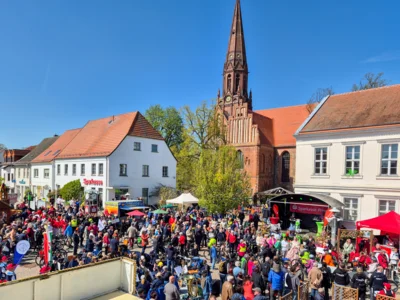 Foto des Albums: Frühlingserwachen Teil 2 - Fünf Spielmannszüge und ein Orchester sorgen für Stimmung