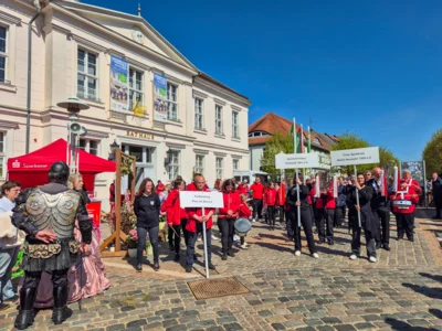 Foto des Albums: Frühlingserwachen Teil 2 - Fünf Spielmannszüge und ein Orchester sorgen für Stimmung