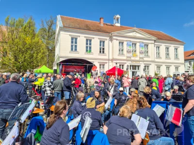 Foto des Albums: Frühlingserwachen Teil 2 - Fünf Spielmannszüge und ein Orchester sorgen für Stimmung