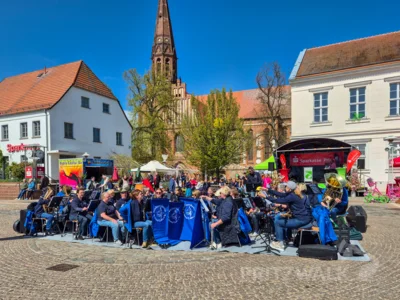 Foto des Albums: Frühlingserwachen Teil 2 - Fünf Spielmannszüge und ein Orchester sorgen für Stimmung