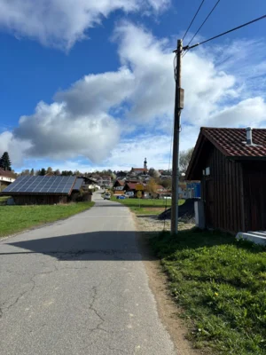 Der Gehweg f&uuml;hrt entlang der Rattenberger Stra&szlig;e und wird f&uuml;r mehr Verkehrssicherheit sorgen.  (Bild vergr&ouml;&szlig;ern)