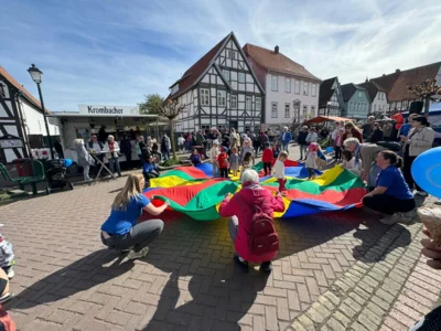 Aktion mit Schwungtuch am Tag der Vereine 26.04.2026 - links Rebea Tonn, rechts Nicole Plattner  (Bild vergr&ouml;&szlig;ern)