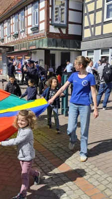 Aktion mit Schwungtuch am Tag der Vereine 26.04.2026 - Helferin: Ida Steinert  (Bild vergr&ouml;&szlig;ern)