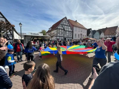 Aktion mit Schwungtuch am Tag der Vereine 26.04.2026; links von hinten Ilsa Ayhan; rechts Rebea Tonn  (Bild vergr&ouml;&szlig;ern)