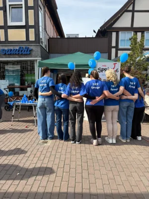 Ein flei&szlig;iges u. engagiertes Helfer-Team  (Bild vergr&ouml;&szlig;ern)