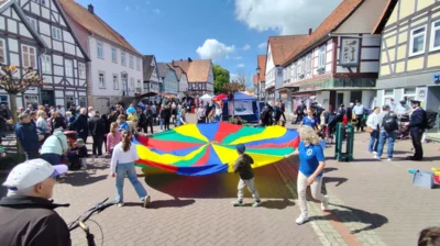 Aktion mit Schwungtuch am Tag der Vereine 26.04.2026  vorne rechts Heike Wolfgram  (Bild vergr&ouml;&szlig;ern)
