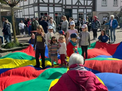 Aktion mit Schwungtuch am Tag der Vereine 26.04.2026  (Bild vergr&ouml;&szlig;ern)