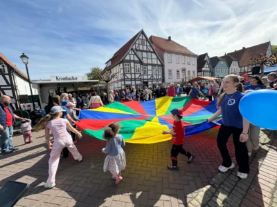 Aktion mit Schwungtuch am Tag der Vereine 26.04.2026  (Bild vergr&ouml;&szlig;ern)