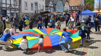 Aktion mit Schwungtuch am Tag der Vereine 26.04.2026  (Bild vergr&ouml;&szlig;ern)