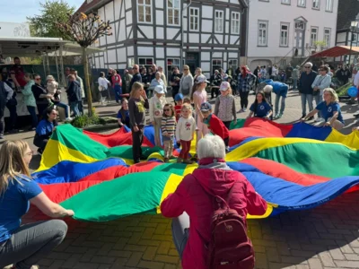 Aktion mit Schwungtuch am Tag der Vereine 26.04.2026  (Bild vergr&ouml;&szlig;ern)