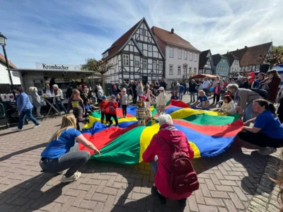 Aktion mit Schwungtuch am Tag der Vereine 26.04.2026  (Bild vergr&ouml;&szlig;ern)