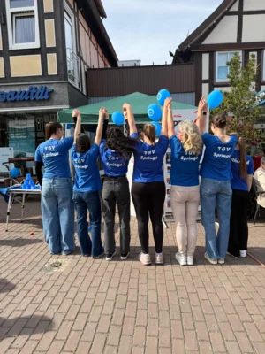 Ein flei&szlig;iges u. engagiertes Helfer-Team  (Bild vergr&ouml;&szlig;ern)