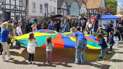 Aktion mit Schwungtuch am Tag der Vereine 26.04.2026  (Bild vergr&ouml;&szlig;ern)
