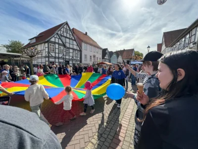 Aktion mit Schwungtuch am Tag der Vereine 26.04.2026  (Bild vergr&ouml;&szlig;ern)