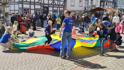 Aktion mit Schwungtuch am Tag der Vereine 26.04.2026 - v.links Heike Wolfgram; rechts Ida Steinert  (Bild vergr&ouml;&szlig;ern)