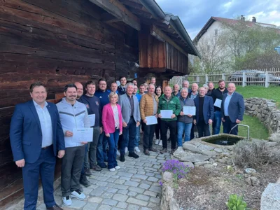 Gruppenbild mit den B&uuml;rgermeistern der ILE Donau-Wald sowie den F&ouml;rderempf&auml;ngern  (Bild vergr&ouml;&szlig;ern)