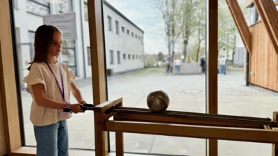 Die Kugel auf der schiefen Ebene  (Bild vergr&ouml;&szlig;ern)