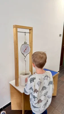 &bdquo;Uuii&ldquo; &ndash; der Pflasterstein ist im Wasser ja leichter!  (Bild vergr&ouml;&szlig;ern)