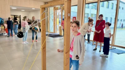Die unterschiedlich schwingenden Kugeln haben es Franziska angetan  (Bild vergr&ouml;&szlig;ern)