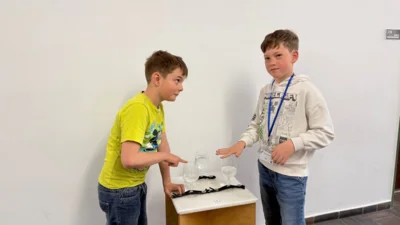 Felix und Michael an einer klingenden Station  (Bild vergr&ouml;&szlig;ern)
