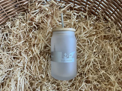 Trinkbecher mit Metallhalm  (Bild vergr&ouml;&szlig;ern)