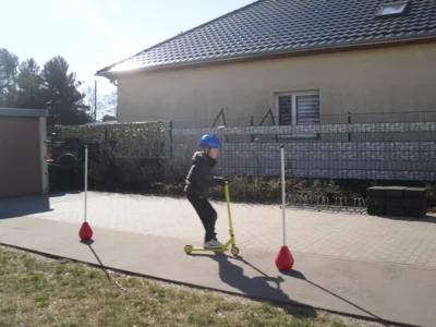 Auf dem Rollerpacours.  (Bild vergr&ouml;&szlig;ern)