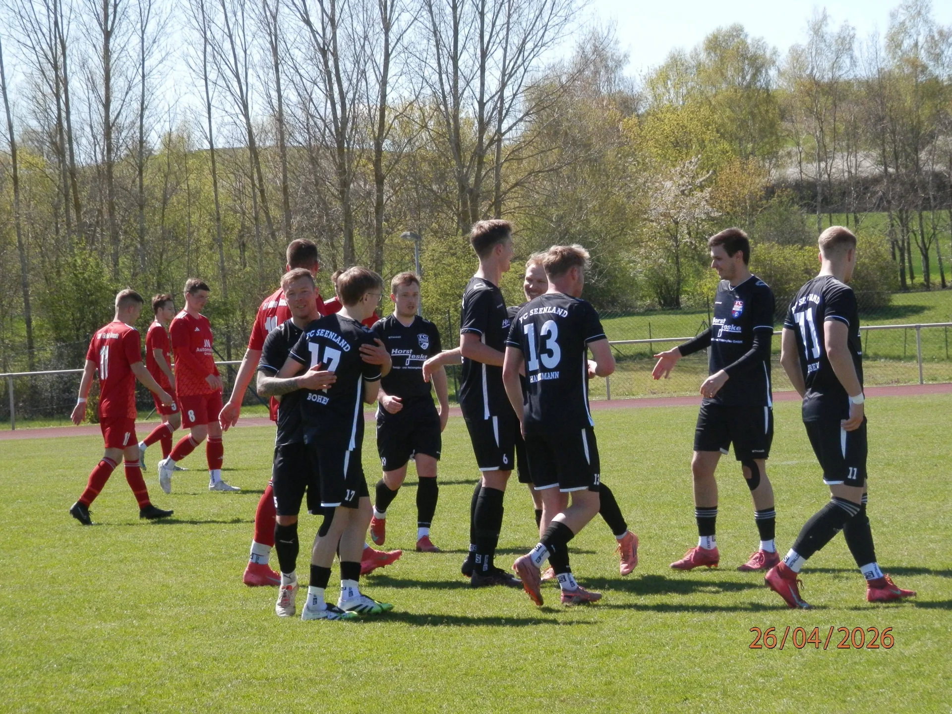 Bild: Wieder einmal früher Torjubel beim FC Seenland, gerade hatte Sean Beckert (Bildmitte) zur Gästeführung getroffen.