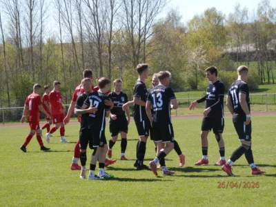 Wieder einmal fr&uuml;her Torjubel beim FC Seenland, gerade hatte Sean Beckert (Bildmitte) zur G&auml;stef&uuml;hrung getroffen. 