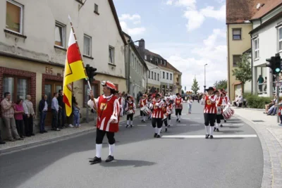 Festzug  (Bild vergr&ouml;&szlig;ern)