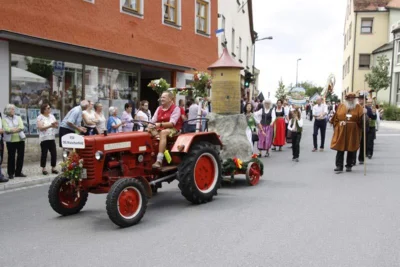 Festzug  (Bild vergr&ouml;&szlig;ern)