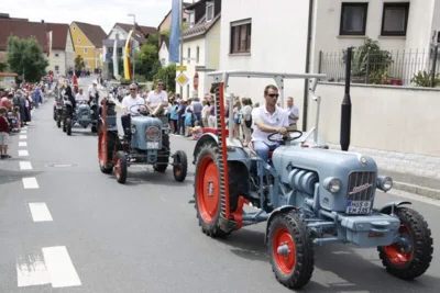 Festzug  (Bild vergr&ouml;&szlig;ern)