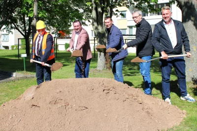 Fritz Henry B&ouml;hm vom gleichnamigen Planungsb&uuml;ro, B&uuml;rgermeister Andreas Nette, Marcel Konetzny, Inhaber der Firma Hoch- und Tiefbau Konetzny, J&ouml;rg Rolle, Gesch&auml;ftsf&uuml;hrer der Wohnungsbaugenossenschaft Querfurt und Torsten G&uuml;nther, Vorstandsmitglied der Volkssolidarit&auml;t Querfurt e.V., griffen zum Spaten, um die Bauma&szlig;nahme symbolisch zu starten.  (Bild vergr&ouml;&szlig;ern)