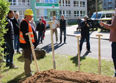 B&uuml;rgermeister Andreas Nette erl&auml;uterte vor Vertretern des Querfurter Bauausschusses des Stadtrates, der bauausf&uuml;hrenden Firmen sowie der Volkssolidarit&auml;t und der Wohungsbaugenossenschaft Querfurt eG den Stand zur geplanten Sanierung in Querfurt S&uuml;d.  (Bild vergr&ouml;&szlig;ern)