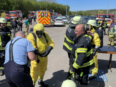 Ein Trupp vom Gefahrgutzug r&uuml;stet sich mit leichten CSA aus  (Bild vergr&ouml;&szlig;ern)