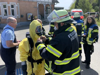Ein Trupp vom Gefahrgutzug r&uuml;stet sich mit leichten CSA aus  (Bild vergr&ouml;&szlig;ern)