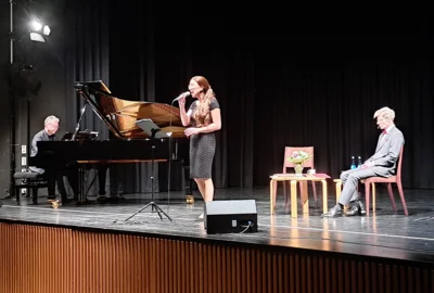 Jubelnden Applaus gab es beim literarischen Fr&uuml;hst&uuml;ck des B&uuml;rgertreffs MiT f&uuml;r die musikalischen und literarischen Einblicke in das Werk der DDR-Schriftstellerin Gisela Steineckert. Diese war das Jugendidol der S&auml;ngerin Eleonore Hochmuth, die der beliebte Pianist Chris Geisler an diesem Vormittag begleitete, umrahmt von vortrefflich vorgetragenen Stationen der spannenden Biographie der Autorin. Bild: B&uuml;rgertreff MiT 