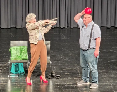 Im Programm &bdquo;Firlefanz!&ldquo; zeigten &bdquo;Die K&auml;cheles&ldquo; vor allem eines: die vielschichtige Dynamik einer langj&auml;hrigen Beziehung. K&auml;the und Karl-Eugen kennen sich bestens und reiben sich dennoch immer wieder neu aneinander, was einen &auml;u&szlig;erst spa&szlig;igen Kabarettabend mit viel Wiedererkennungswert garantierte. Bild: Stadt Wendlingen am Neckar 