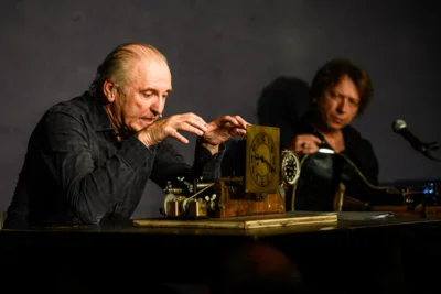Das beeindruckende St&uuml;ck &bdquo;13 Minuten - wie Georg Elser beinahe die Welt ver&auml;ndert h&auml;tte&ldquo; &uuml;ber einen mutigen Menschen hallte durch die schauspielerische und musikalische Leistung der K&uuml;nstler noch lange nach. Bild: B&uuml;rgerverein Wendlingen 
