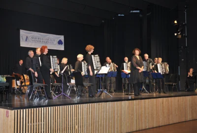 &bdquo;Von Opern- und anderen Helden&ldquo; war die &Uuml;berschrift &uuml;ber das Konzert des Akkordeon-Clubs Wendlingen unter der Leitung von Christine Fischer-Fahs. Elisabeth Deinhard f&uuml;hrte charmant durch das Programm, erz&auml;hlte spannende und am&uuml;sante Geschichten &uuml;ber die Helden der Musikst&uuml;cke, und machte auch auf die Helden des Alltags aufmerksam. Bild: Akkordeon-Club Wendlingen 