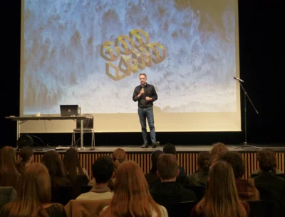 Die fiktive KI-Dystopie &bdquo;Godland&ldquo; des Stuttgarter Autors Martin Sch&auml;uble veranlasste die Sch&uuml;lerinnen und Sch&uuml;ler der 9. und 10. Klassen des Robert-Bosch-Gymnasiums, sich dem Thema KI nochmal anders zu n&auml;hern und sich zu fragen: w&auml;re man selbst bereit, in einer virtuellen Welt zu leben und damit unsterblich zu sein? Bild: Stadtb&uuml;cherei Wendlingen am Neckar 