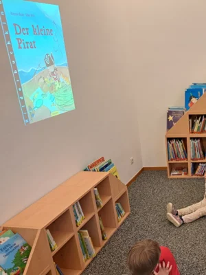 Die stark gefragte Vorlesezeit in der Stadtb&uuml;cherei war bis auf den letzten Platz ausgebucht. Mit dem Bilderbuchkino "Der kleine Pirat" h&ouml;rten und sahen die Kinder eine lustige Geschichte &uuml;ber Freundschaft. Bild: Stadtb&uuml;cherei Wendlingen am Neckar 