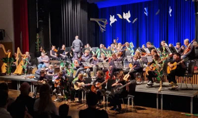 &bdquo;Die goldenen Fl&uuml;gel&ldquo; &ndash; ein Konzert mit literarischer Vorlage der Streich- und Zupfinstrumentenklassen der Musikschule K&ouml;ngen/Wendlingen vor vollem Haus. Bild: Musikschule K&ouml;ngen/Wendlingen 