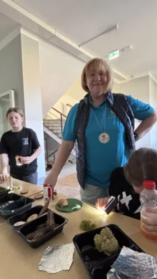 Frau Jenke und ihr Forsscherdiplom  (Bild vergr&ouml;&szlig;ern)