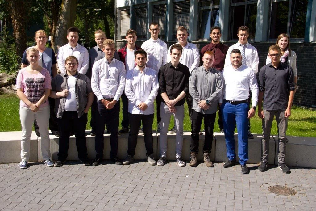 Bild: Unsere Absolventinnen und Absolventen der Zweijährigen Berufsfachschule für Elektrotechnik und Metalltechnik: